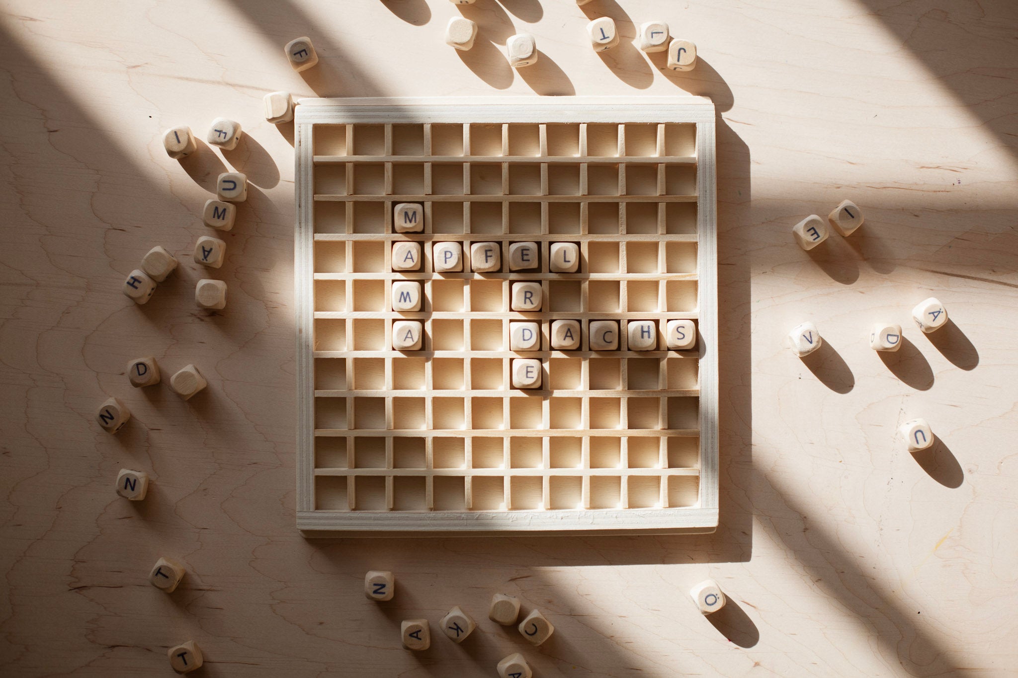WÖRTER LEGEN, Lernspielzeug mit Buchstaben aus Holz
