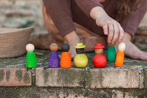 Grapat «Ensemble» – 12 figurines en bois de Nins en 3 teintes 