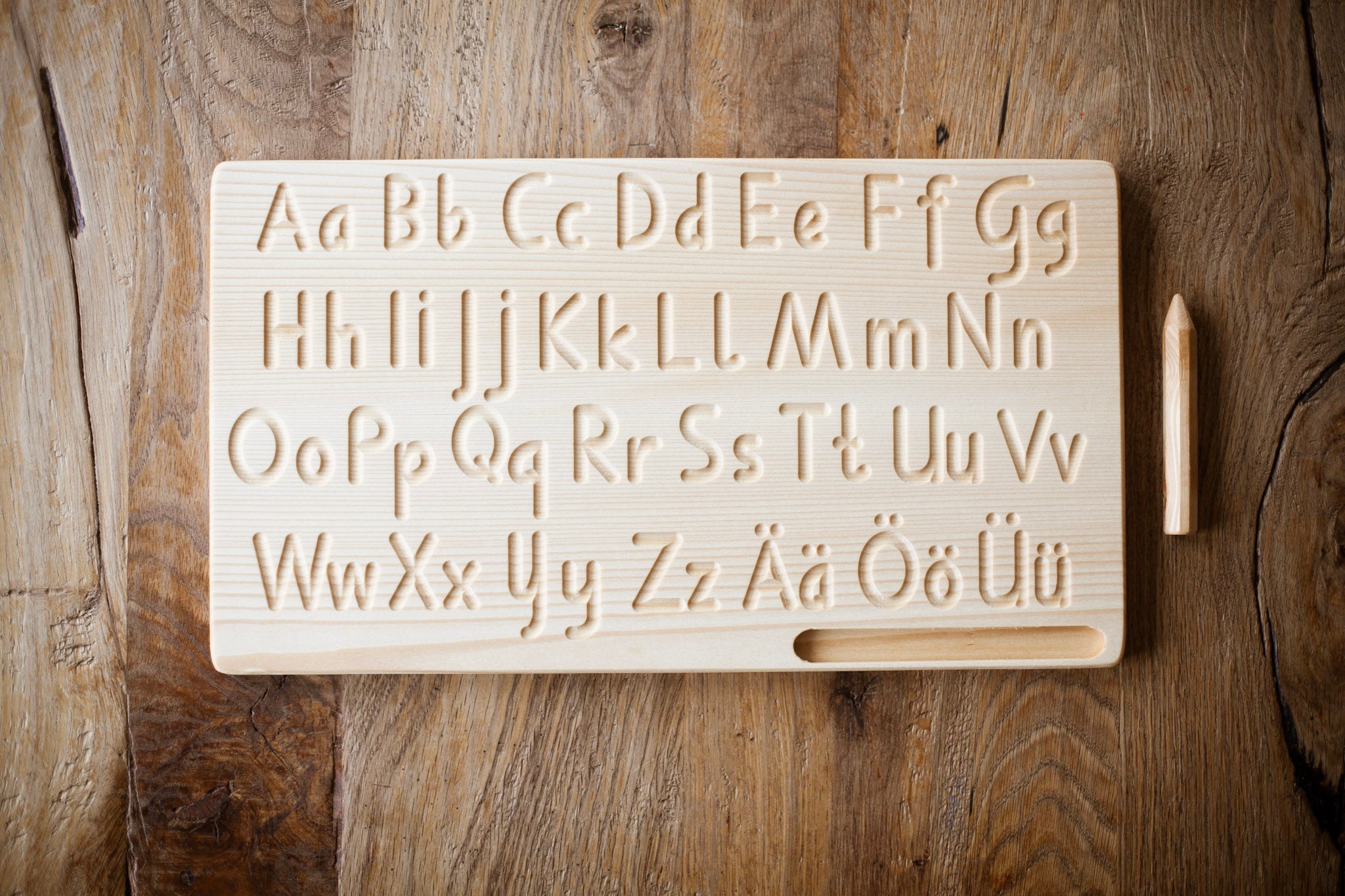 Tableau de traçage alphabétique selon Montessori dans l'écriture de base germano-suisse