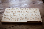 Tableau de traçage alphabétique selon Montessori dans l'écriture de base germano-suisse