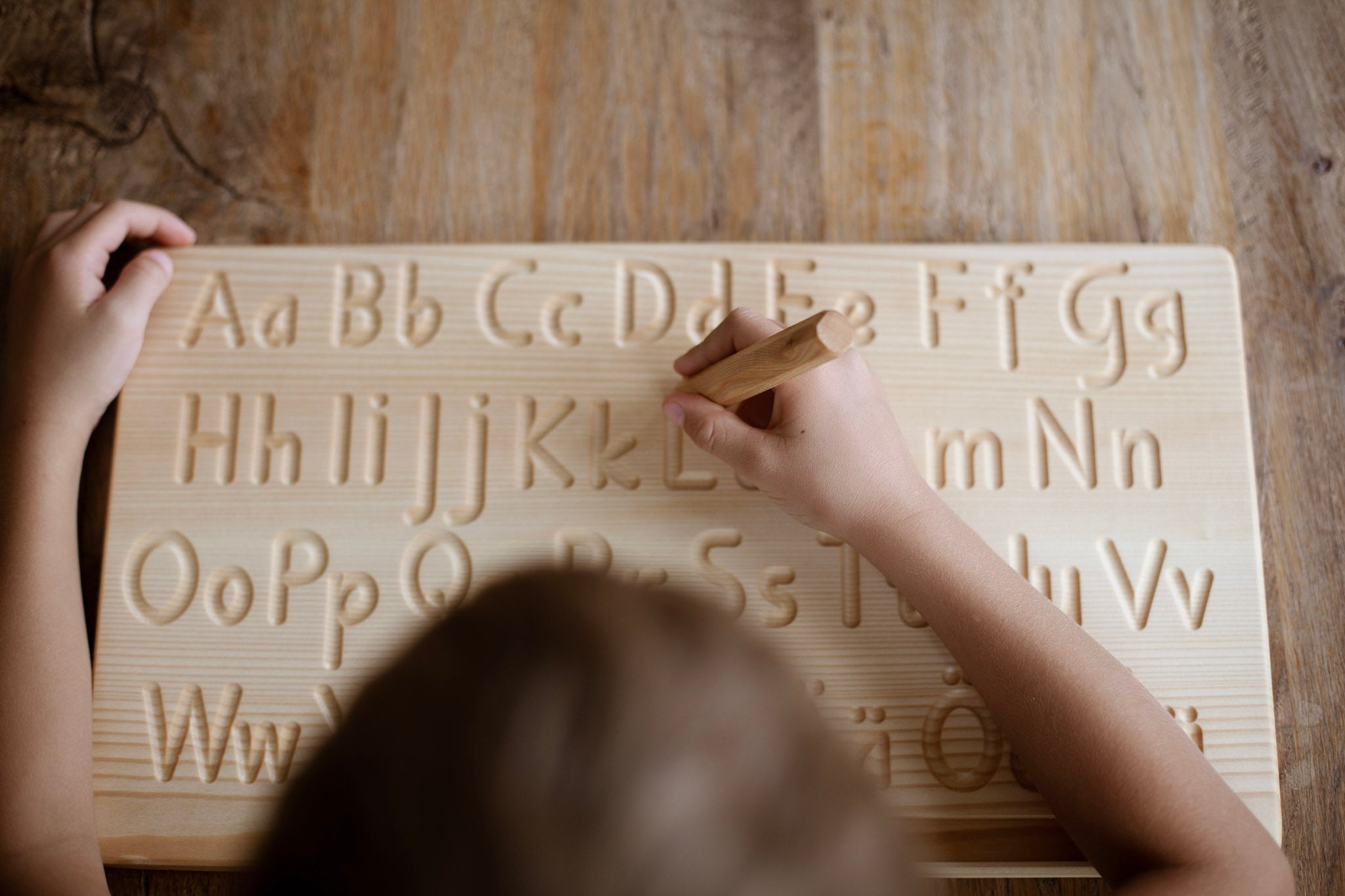 Alphabet Tracing Board nach Montessori in der Deutschschweizer Basisschrift